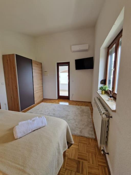 Villa Castanea - Kuca Za Odmor S Bazenom Kukci 外观 照片